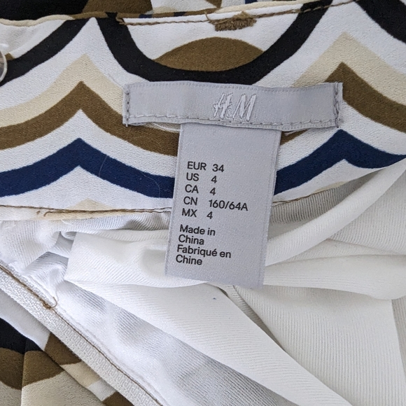 H and M pleated skirt with pockets - Picture 4 of 4